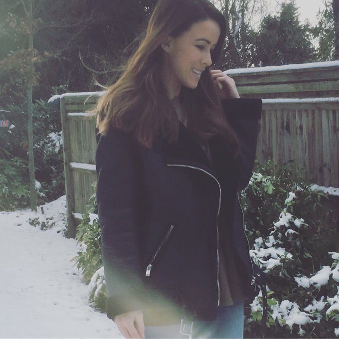 Poppy quick!!! Take a picture of me with a snowy background, it's my turn! https://t.co/fQMlrEMzQK<a href="/tag/family"class="tags"><span>#family</span></a>