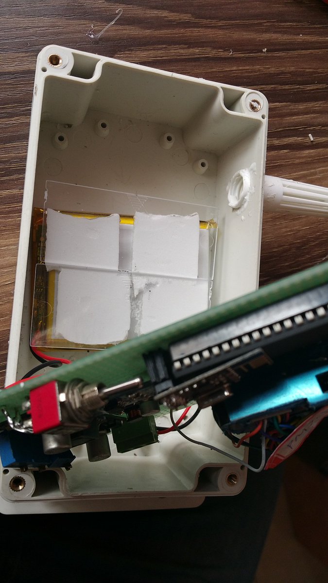ShuyeMaker's tweet photo. DIY outdoor PM2.5 rain illumination  temperature and humidity monitoring. https://t.co/x2O9cgsK7l