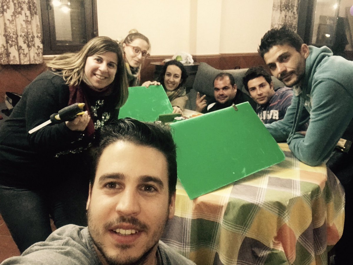 JJJose2m's tweet photo. Cuando tienes buenos amig@s que te ayunan a hacer casitas. https://t.co/WI6E6xd7U0