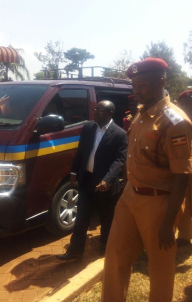 ntvuganda's tweet photo. EARLIER: King Charles Mumbere arrives arrives at Jinja court for the ruling on his bail application before Justice Eva Luswata #NTVNews https://t.co/mjelfokODB