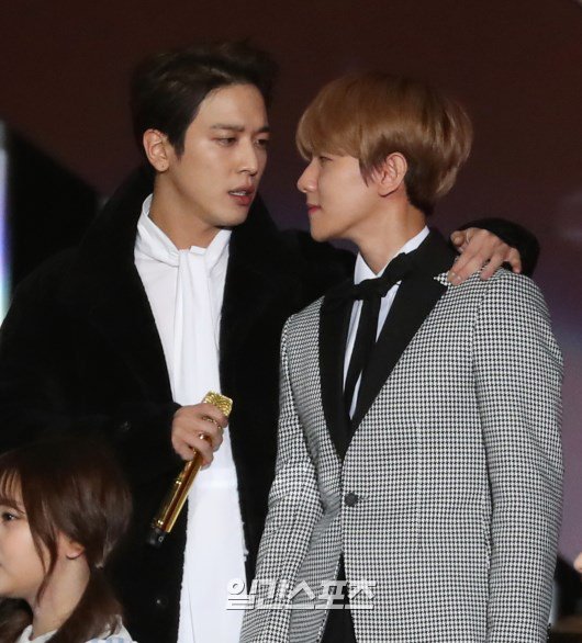 vivaciousbear_'s tweet photo. คนที่โคฟcnblueในวันนั้น คือคนที่พี่ยงฮวาเดินมาหาในวันนี้5555555555555555555555
#GDA2017  https://t.co/Wu6cPgU1eB