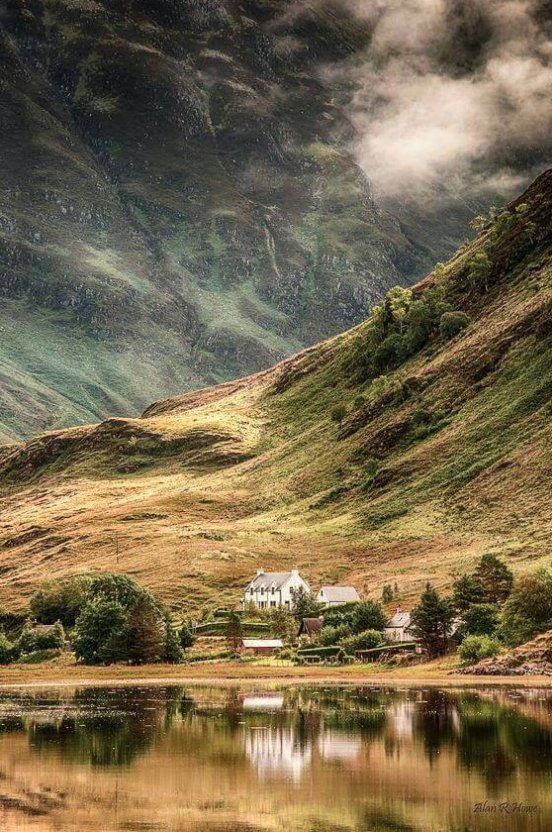 explorandolo's tweet photo. A quién no le gustaría pasar un tiempo en una casita como esta en los valles de Escocia <3 https://t.co/Bee0RAweYO