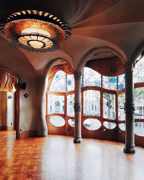 CasaBatlloGaudi's tweet photo. 💫 Feliç divendres! Has vist les grans finestres de la Planta Noble? Permetien a la família Batlló gaudir de la llum del dia. 📷alexcarne https://t.co/uHiMkQOtc5