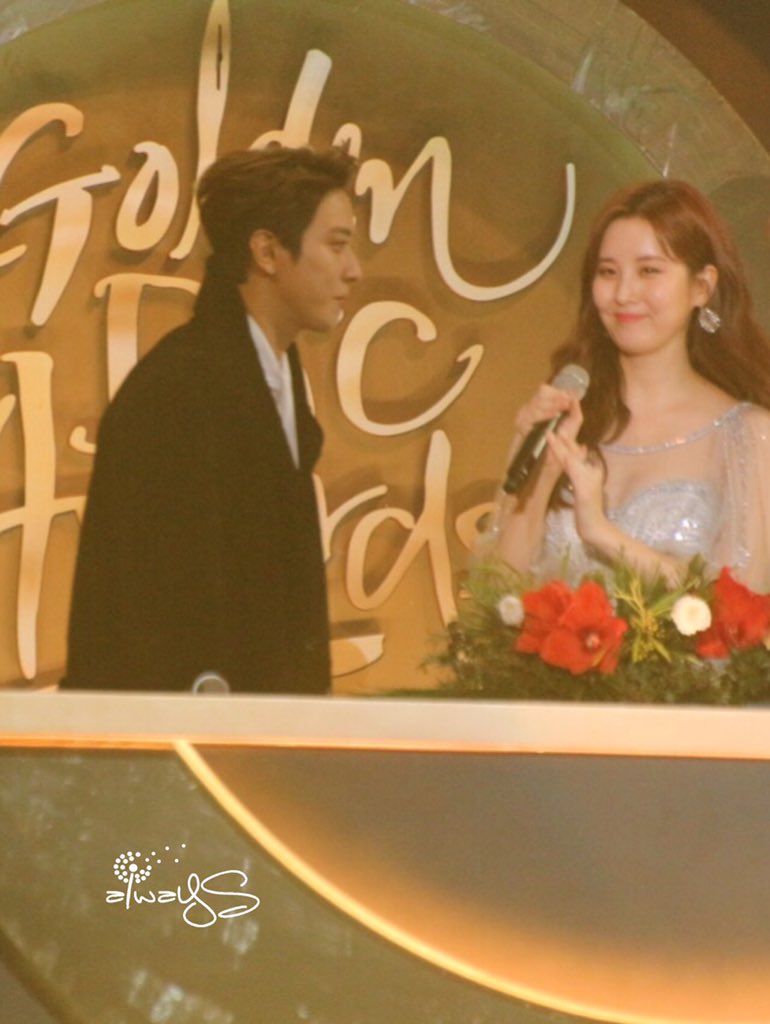 [PIC][13-01-2017]Hình ảnh mới nhất từ "31st Golden Disk Awards" của TaeYeon và MC SeoHyun - Page 2 C2DMVMsUoAEHRZ6