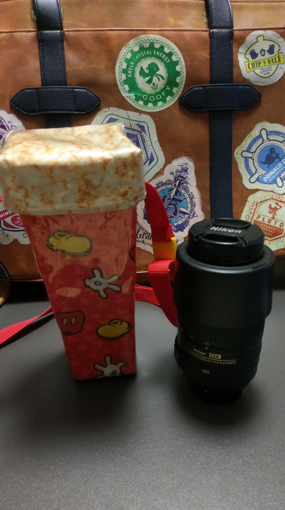 トモノリ 誰かが言ってたけど ディズニーのポップコーンのスーベニアケースはレンズケースになる 300mmがすっぽり収まるサイズ