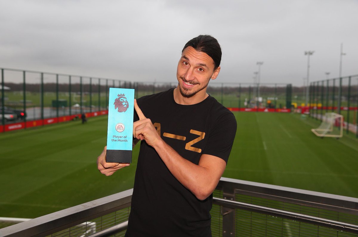 BBSemasa's tweet photo. Zlatan Ibrahimovic terima anugerah EPL 🇬🇧 Player of The Month bg bulan December. https://t.co/GAVvV6QQhi