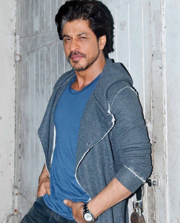SRKUniverse's tweet photo. Paparazzi's Favourite: Shah Rukh Khan kickstarted Raees promotional interviews yesterday at Mehboob Studios in Mumbai • #DimaagAurDaring https://t.co/dEDi6UmerL