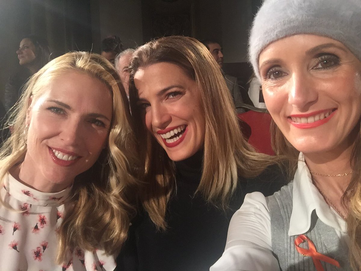 SandraMoti's tweet photo. Que honor en @WeLoveFlamenco con @lasanchez y @juditmasco #eldesfilemassolidario #supervivientes @fundacionsi https://t.co/bbPIqzL3CY