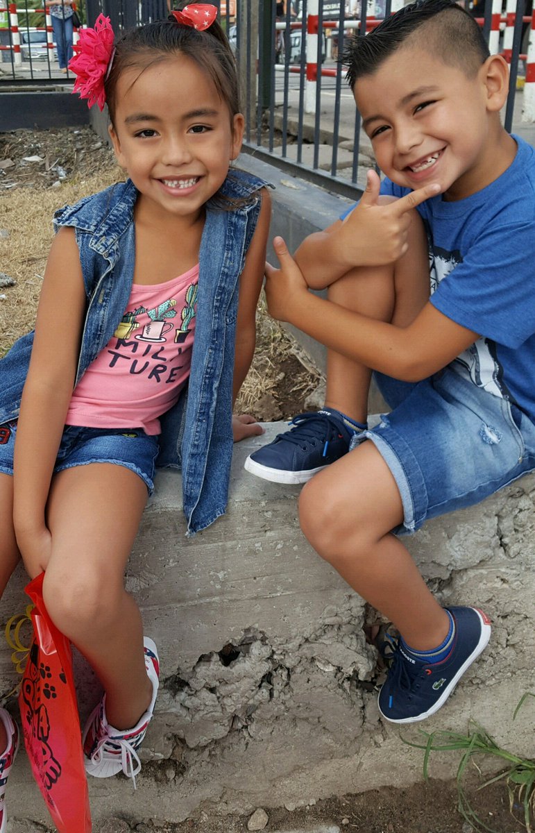 gonzalezflavia3's tweet photo. @nadie951 Buen dia Desayunando Con Mis Hijos Agostina Y Thiago  , Escuchándolo A Ustedes ,  Mi Hija Quiere Los Patines !! Ayudenmen !! https://t.co/1ons4LWWsg