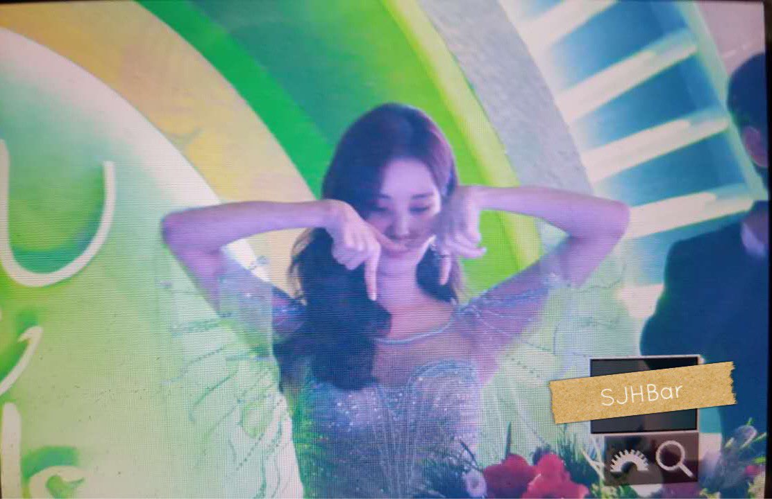 [PIC][13-01-2017]Hình ảnh mới nhất từ "31st Golden Disk Awards" của TaeYeon và MC SeoHyun - Page 2 C2DRV2RVEAAGRZL