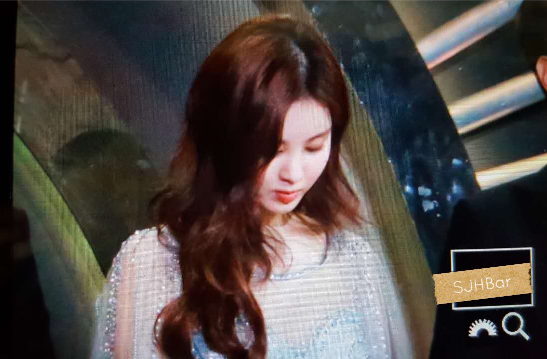 [PIC][13-01-2017]Hình ảnh mới nhất từ "31st Golden Disk Awards" của TaeYeon và MC SeoHyun - Page 2 C2DRV2SUkAEngHO