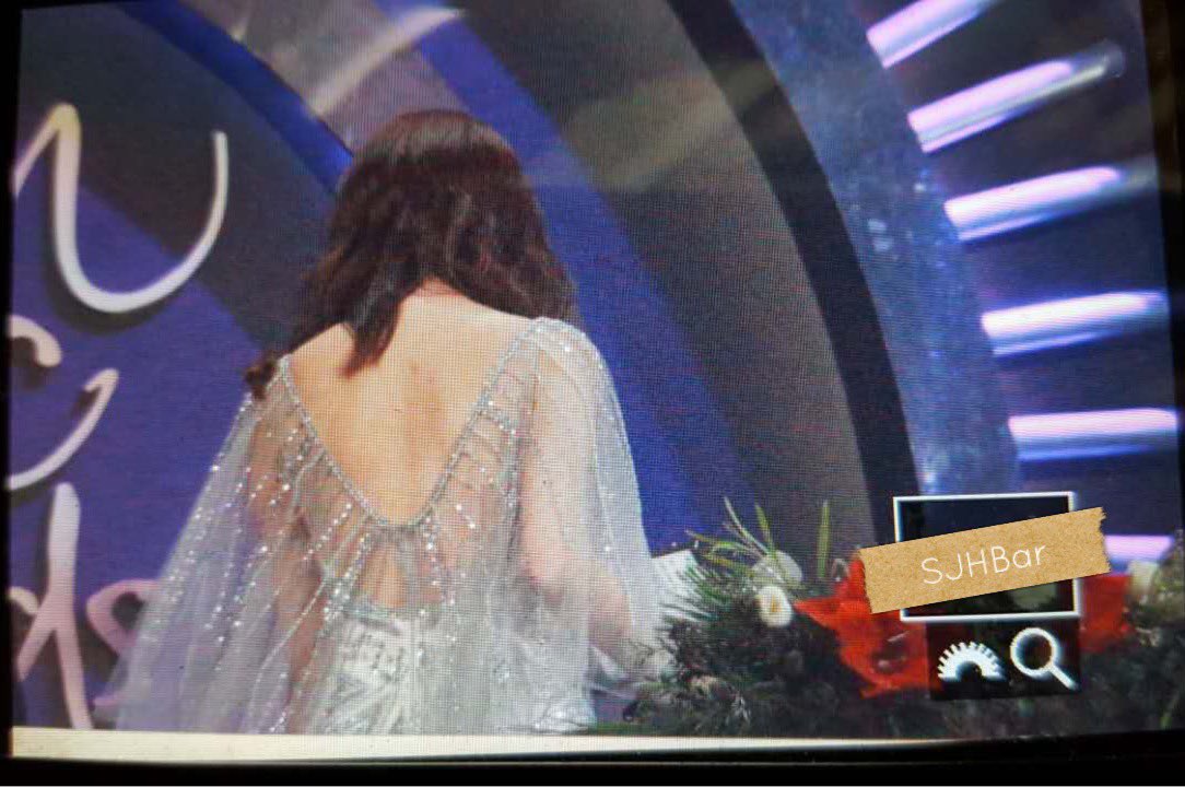 [PIC][13-01-2017]Hình ảnh mới nhất từ "31st Golden Disk Awards" của TaeYeon và MC SeoHyun - Page 2 C2DRV2UUUAEv3My