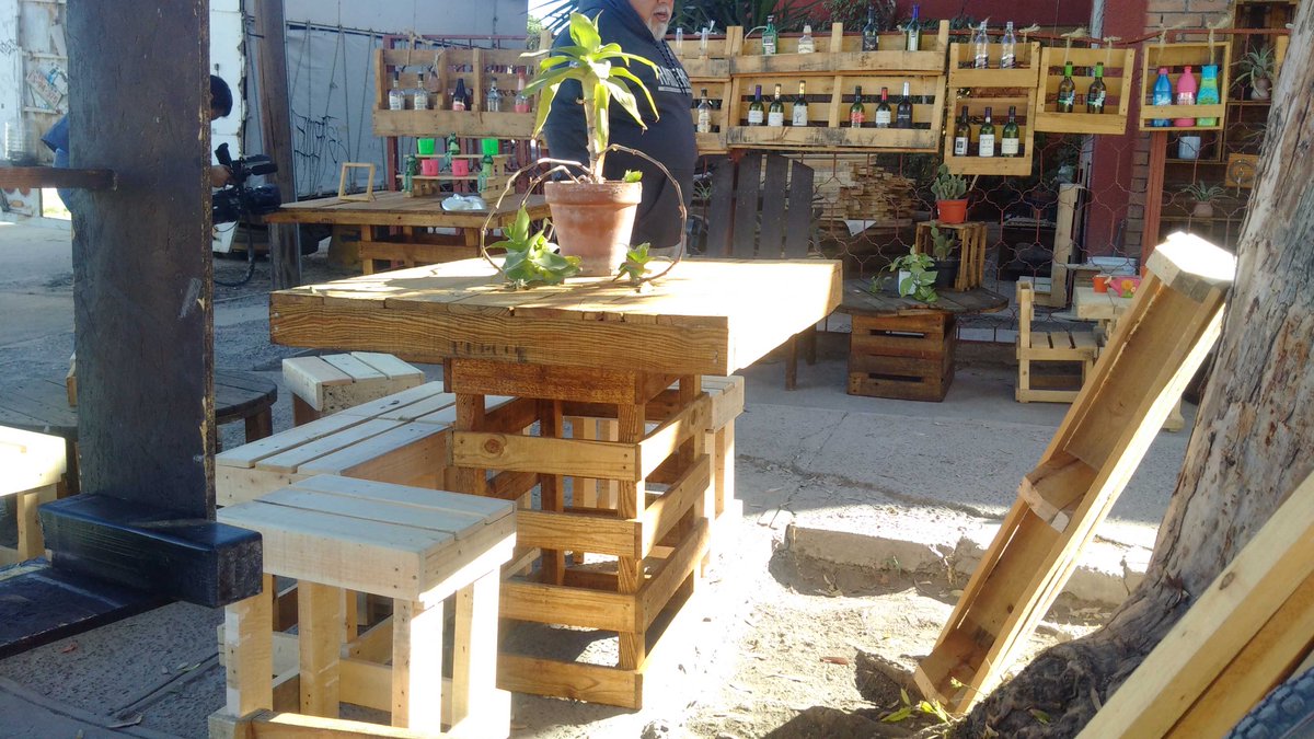 luisamatonm's tweet photo. La #Historia de #Amaton de hoy, Nacho Madera, sus creaciones con restos de tarimas https://t.co/kFx1rk4BeM