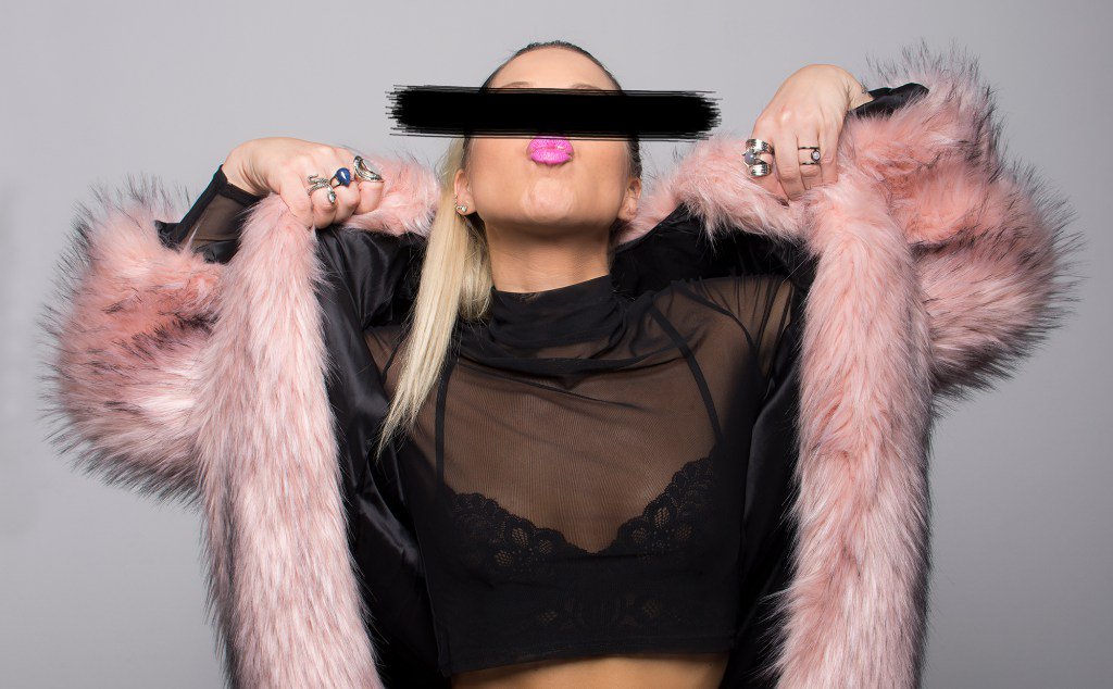 Guldpige: ”Det startede som en sjov ide. To dage senere sad jeg med en pladekontrakt i… poplish.dk/2017/01/13/gul…