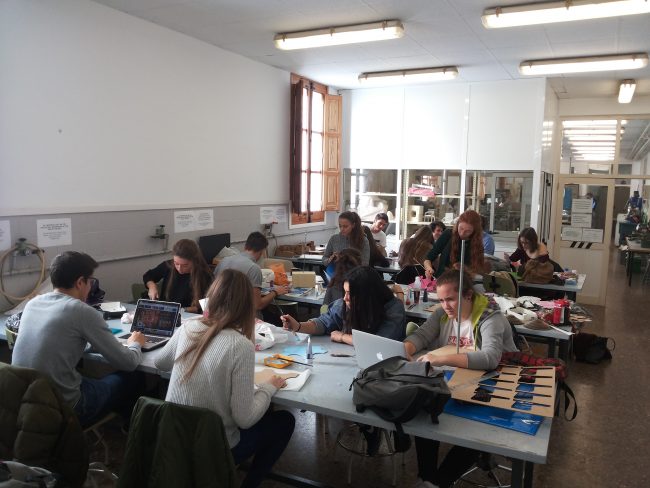 uchceu's tweet photo. Gracias a Nuria, Gloria, Adrían, Pablo y sus compañeros por su participación en este #vídeo https://t.co/2esNLHsGKH #DesignCEU https://t.co/XN2KkuveFn