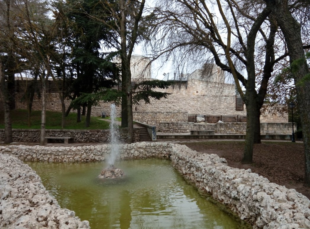 Este área del parque estaba ocupada por una necrópolis musulmana en época medieval. Os recodamos que abrimos sábado y domingo de 11 a 14:30h