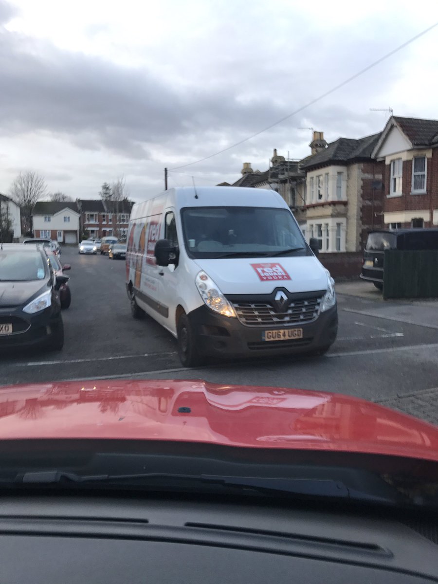 davsymo's tweet photo. Nice parking. #redsquarevodka #deliverydrivers #badparking @redsquarevodka https://t.co/d5HCtZTrAD