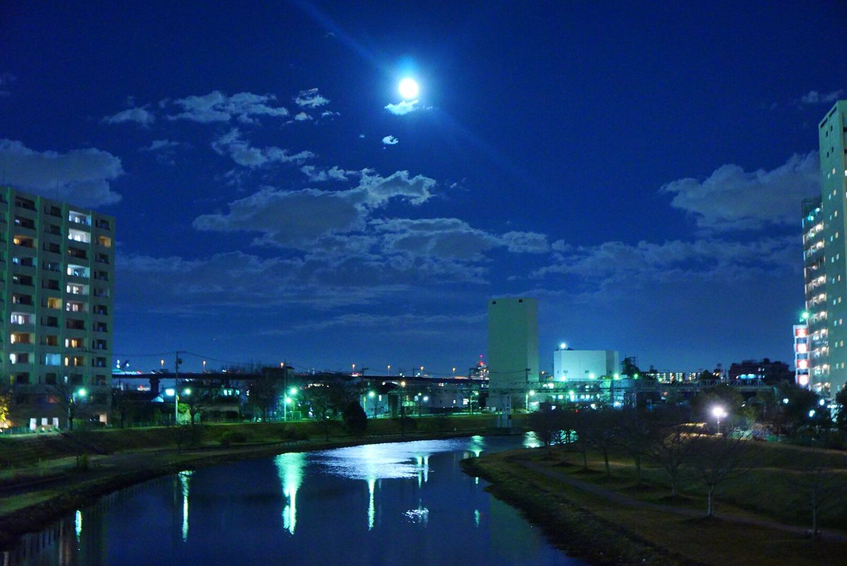 ysds99's tweet image. 『青い月』今日もお疲れ様でした。
#写真好きな人と繋がりたい
#ファインダー越しの私の世界 #ふぉと