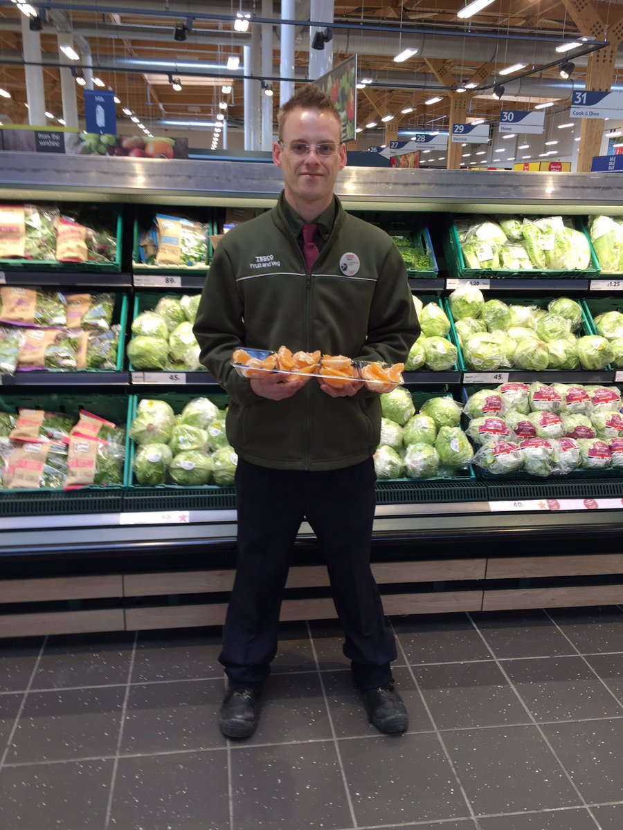Rob_Spenc's tweet photo. Matt from team fruit and veg sampling the new line of giant tangerines £2 @tesco_newmarket extra @athomson15b https://t.co/AWAqMJPqi3