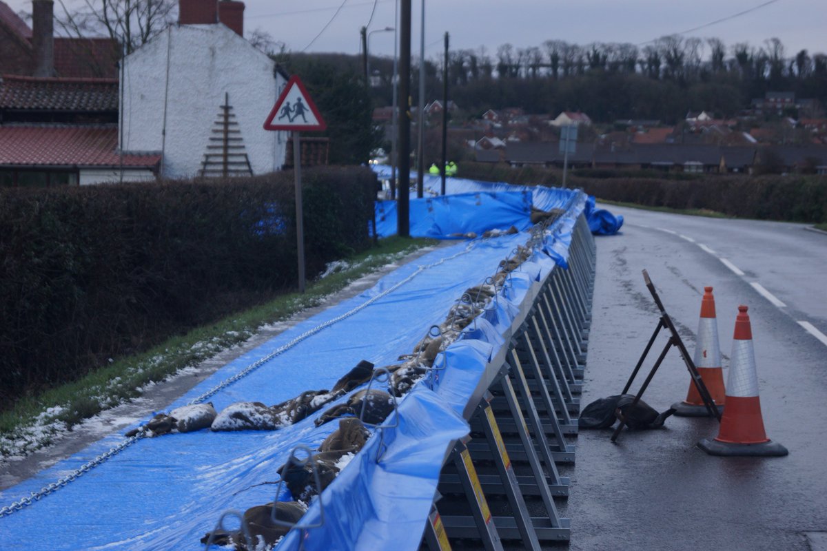 We've been constructing temporary #flood barriers &amp; inspecting defences to protect homes. Stay #floodaware …od-warning-information.service.gov.uk #weather