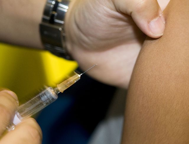 nrc's tweet image. Prikcritici zijn ongevoelig voor argumenten, daarom deelt deze huisarts haar ervaringen, "om bang te maken." nrc.nl/nieuws/2017/01…