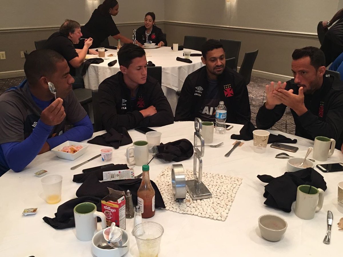 VascodaGama's tweet photo. Bom dia! Aqui ainda não são 9h e os jogadores estão terminando o café da manhã. Daqui a pouco, o Vasco faz seu primeiro treino nos EUA. https://t.co/3vS2CysOXh