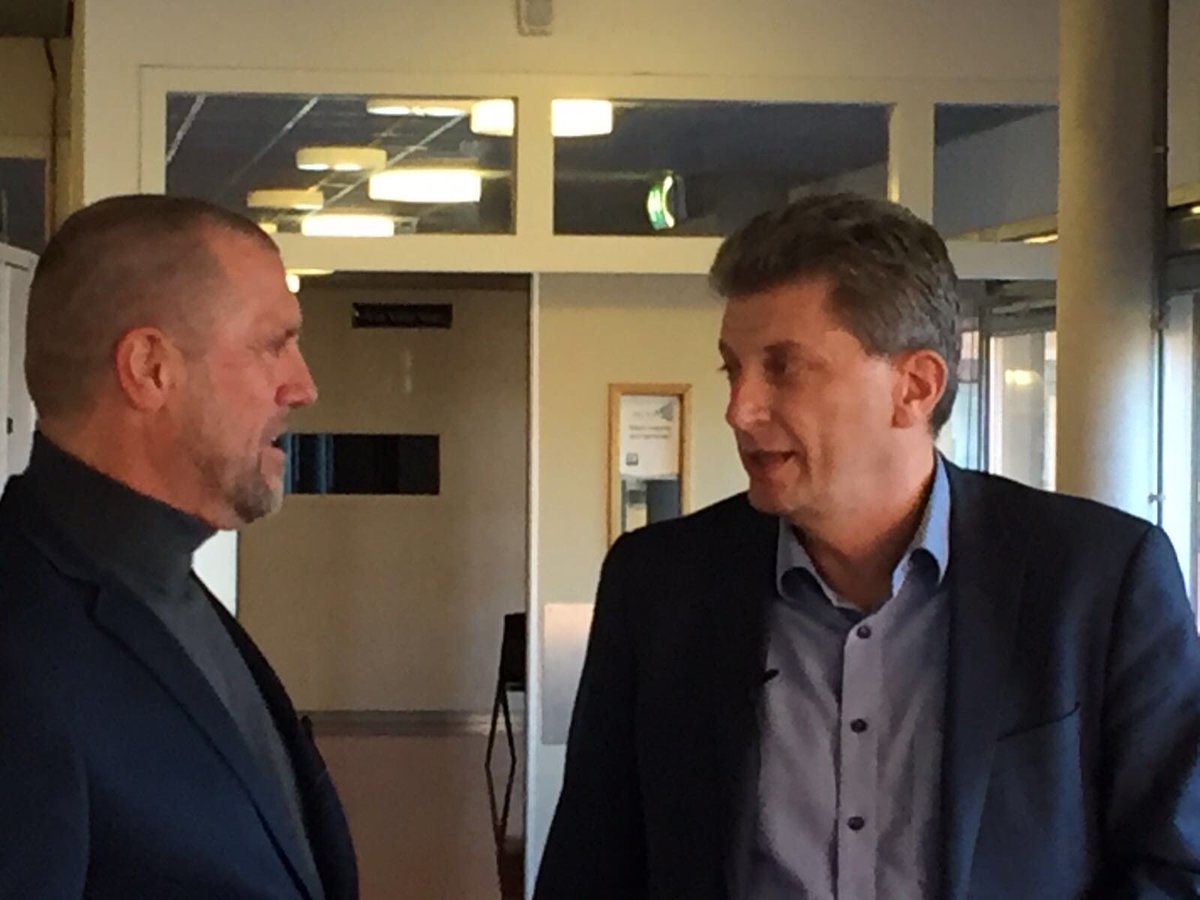 SpkHans's tweet photo. John de Wolf op bezoek bij het Vakcollege Helmond om te praten over aanname 50+ beleid personeel. Humorvol gesprek! https://t.co/sANXoRb3Zq