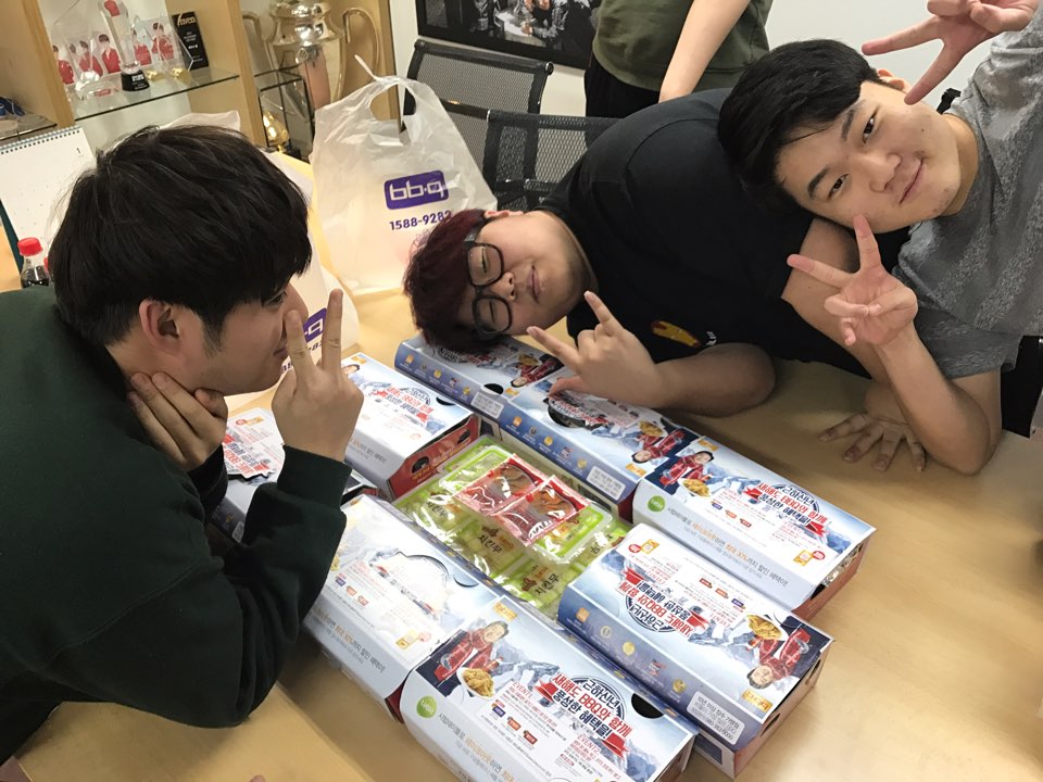 T1LoL's tweet photo. 반가워요~ #bbq 올리버스의 LCK합류를 환영합니다. 😘
역시 야식은 치킨 👍 https://t.co/Q6Y90SZlUI