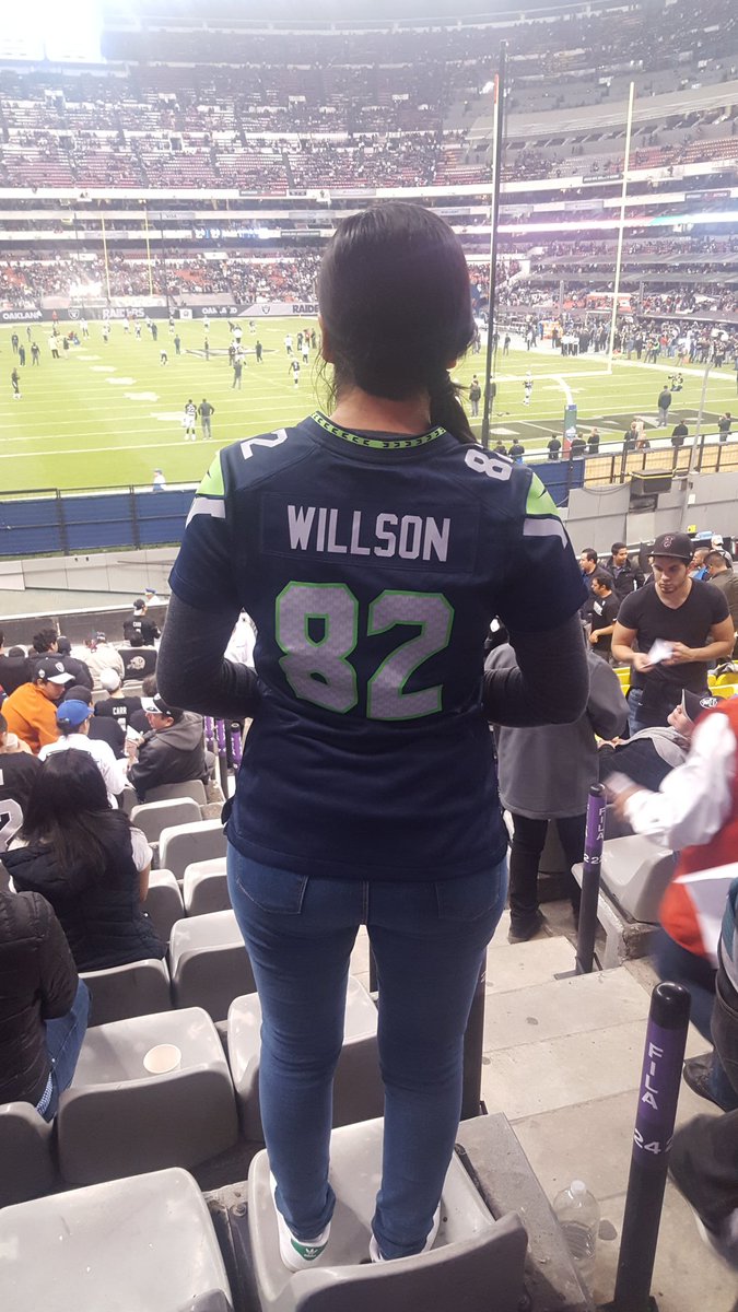 Elizabe77h's tweet photo. @LWillson_82 #CTLSeahawks #CONTEST Monday Night from México and Seattle https://t.co/lwMqxsejVW