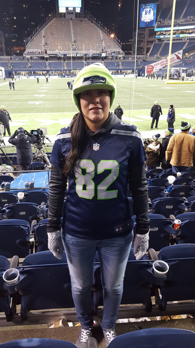 Elizabe77h's tweet photo. @LWillson_82 #CTLSeahawks #CONTEST Monday Night from México and Seattle https://t.co/lwMqxsejVW