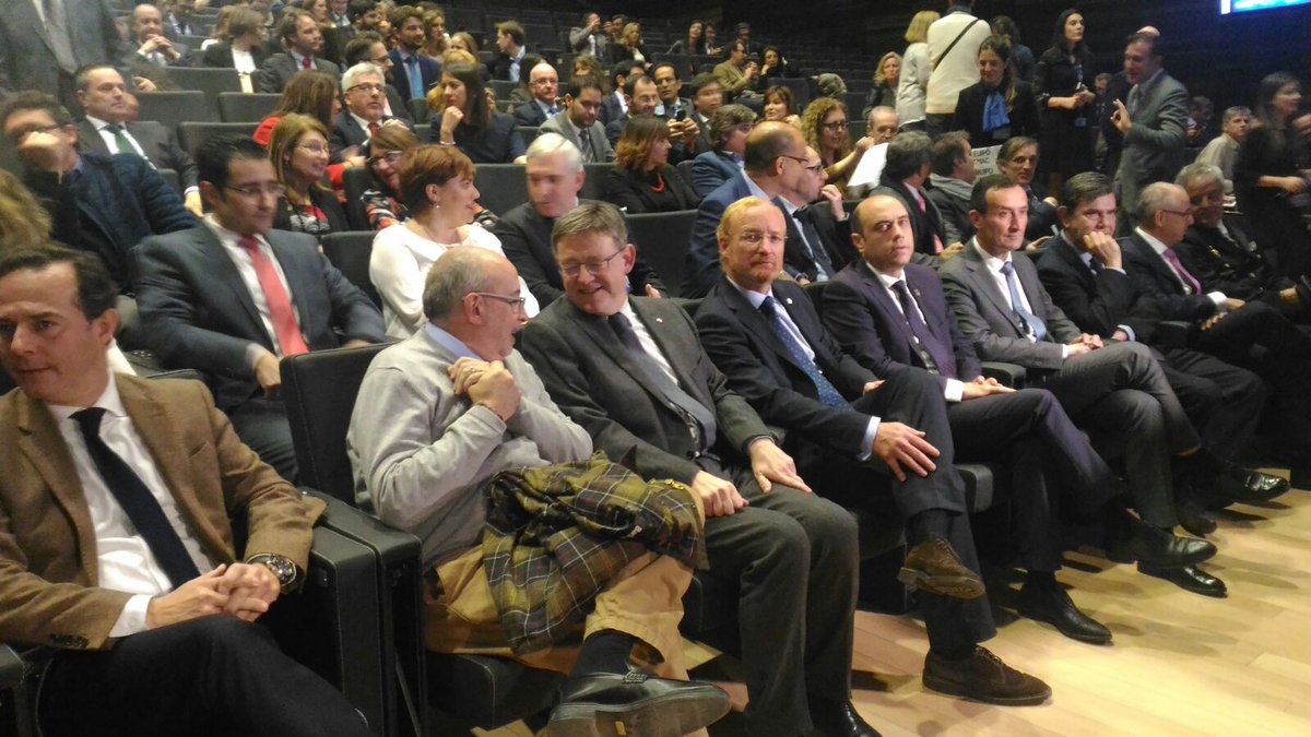 malcarazramos's tweet photo. Celebrando con @EU_IPO el año nuevo, una institución clave para el desarrollo y la innovación en Europa y la CV #EUIPO2017 @GVAoberta https://t.co/UKutFcxIaI