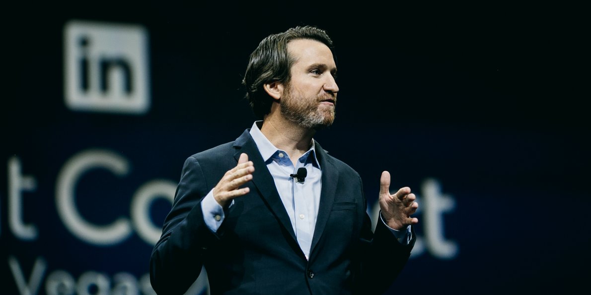 Jobjuice's tweet photo. #LinkedIn's head of recruiting explains why the first thing he does in every job interview is hand over a marker https://t.co/Aw4kNrKWbP https://t.co/hZuJmyPca5