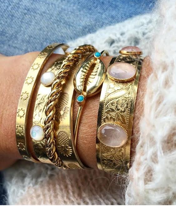 Dear__Charlotte's tweet photo. Good news of the day! Exclusivités à retrouver dès aujourd'hui sur le nouveau e-shop https://t.co/mJMbbmKEge #newwebsite #exclusivebangles https://t.co/nAJXt1jjBz