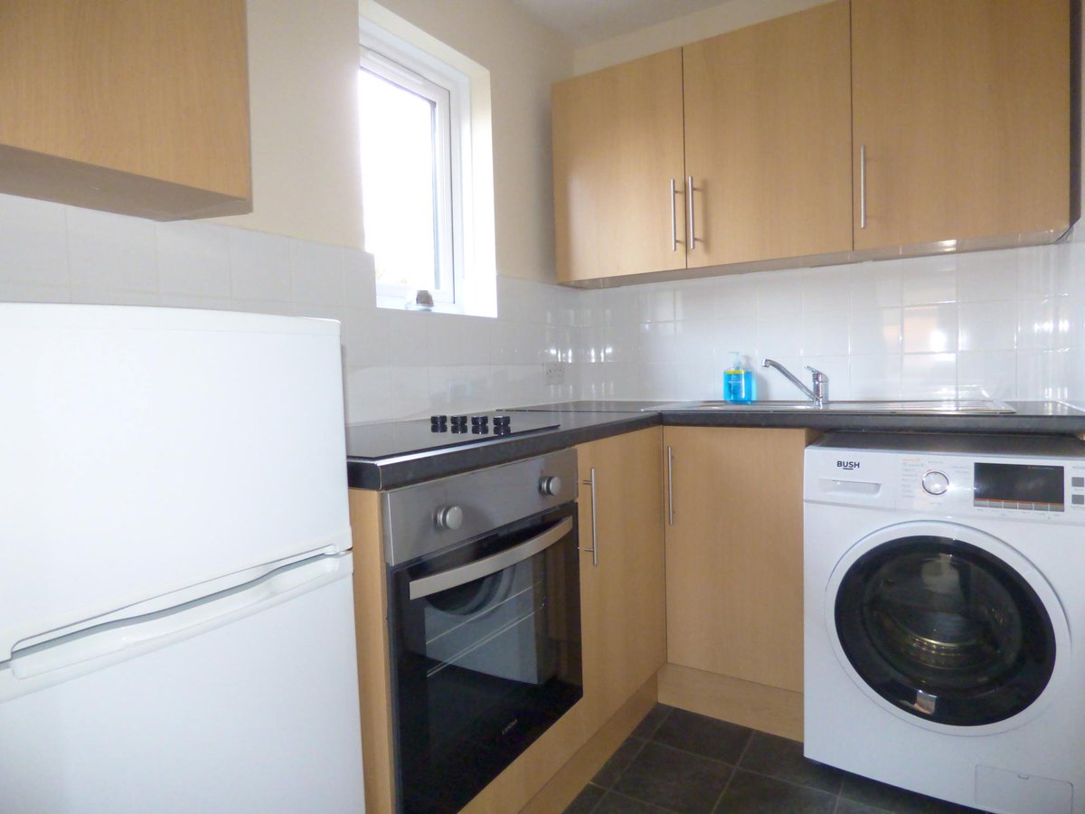 Call in to book a viewing on this unfurn studio flat close to Soton General Hospital #propertyhants #availablenow!