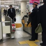 駅で掴まってしまった猫w可愛すぎる