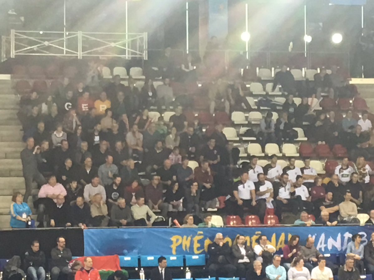 Eine kleine Armee <a href="/DHB_Teams/">DHB_Nationalteams</a>- Fans sind schon in der Halle. Gleich ASUVERKAUFT! #GERHUN #wirfuerD @dkbhbl #aufgehtsDHB