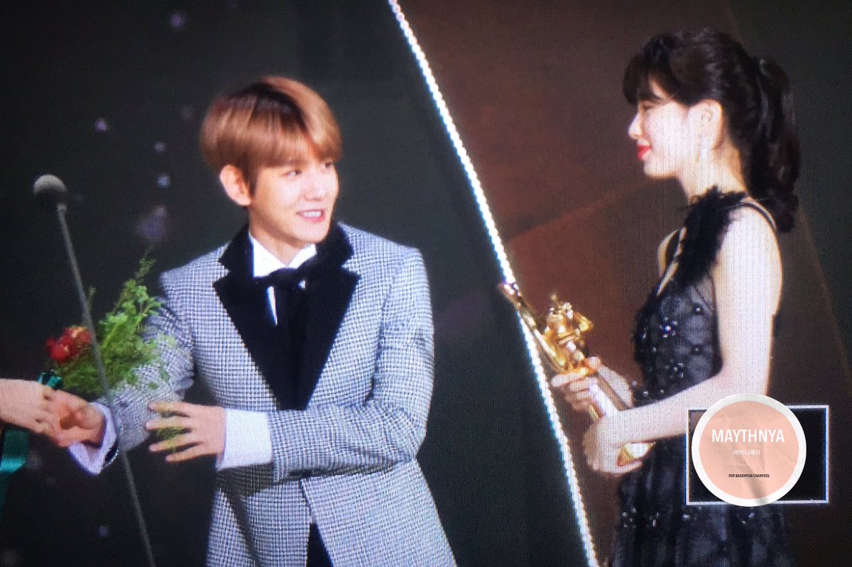 B506bhqx's tweet photo. 170113 골든디스크 #Baekhyun #백현 แบคให้ซูจีรับถ้วยรางวัลส่วนตัวเองรับดอกไม้ ความแมนของพิแบคนี้ ㅠ แล้วตอนแบครับดอกไม้หันไปยิ้มกับซูจีโคตรน่ารักแง 😭 https://t.co/KHNSxBKwbD