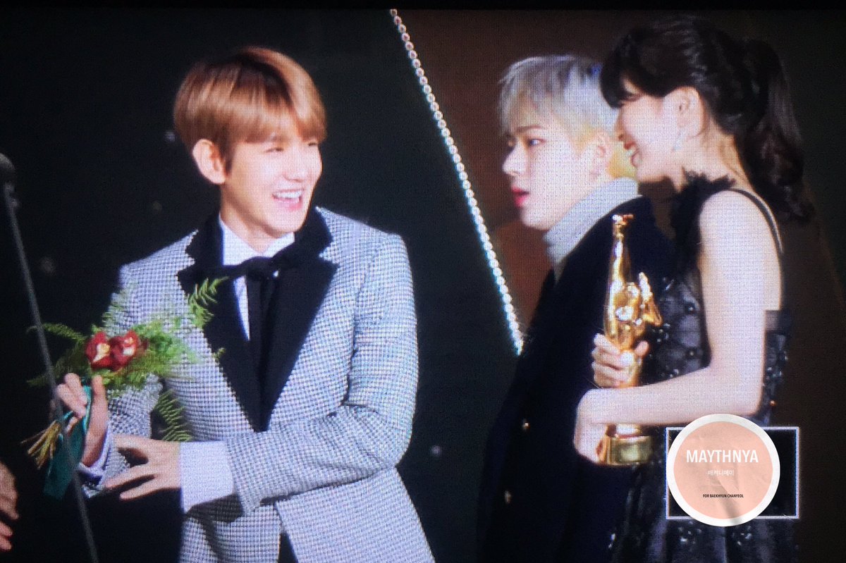 B506bhqx's tweet photo. 170113 골든디스크 #Baekhyun #백현 แบคให้ซูจีรับถ้วยรางวัลส่วนตัวเองรับดอกไม้ ความแมนของพิแบคนี้ ㅠ แล้วตอนแบครับดอกไม้หันไปยิ้มกับซูจีโคตรน่ารักแง 😭 https://t.co/KHNSxBKwbD