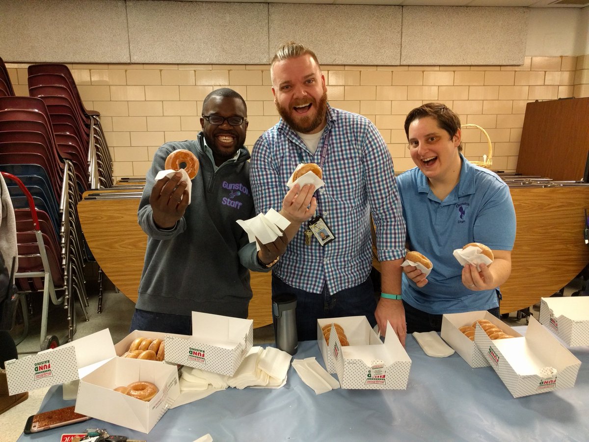 GunstonLibrary's tweet image. @CarlWmSeward, @JeffersonPinata and @Dloveslearning handing out donuts to our awesome Gunston readers! @APSGunston #GunstonPRIDE