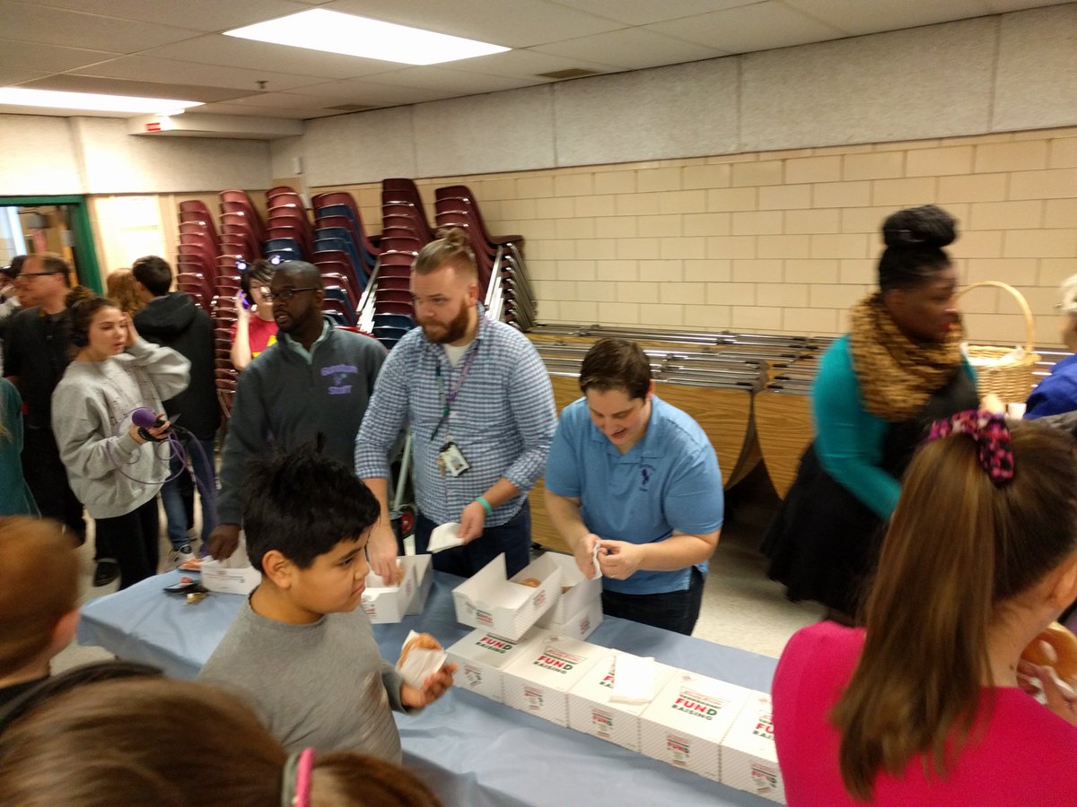 APSGunston's tweet image. It's a DONUT PARTY to celebrate our readers! @CarlWmSeward @Adm_crjclark @JeffersonPinata @KatharinehHale @APSLibrarians #GunstonPRIDE