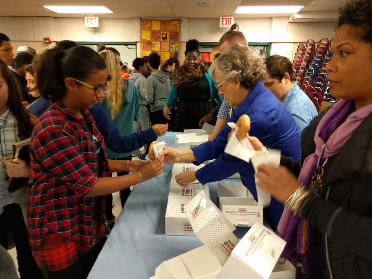 APSGunston's tweet image. It's a DONUT PARTY to celebrate our readers! @CarlWmSeward @Adm_crjclark @JeffersonPinata @KatharinehHale @APSLibrarians #GunstonPRIDE