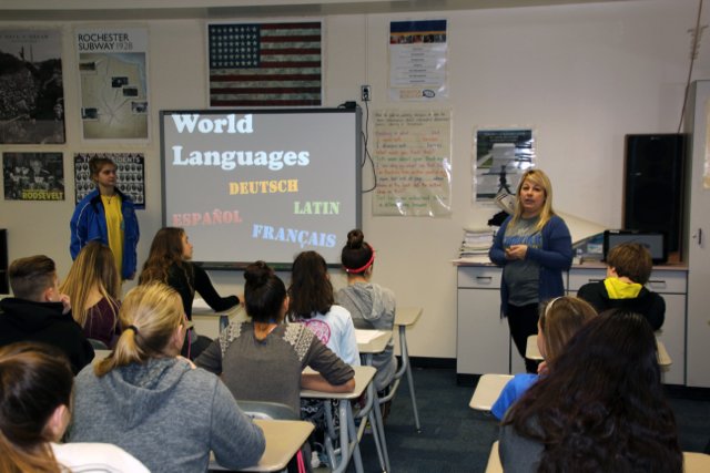 WCSDProud's tweet image. @SchroederHS students &amp;amp; staff share course info w/ @SpryMSWarriors 8th graders during Warrior Day! #courseplanning #whatitmeanstobeaWarrior