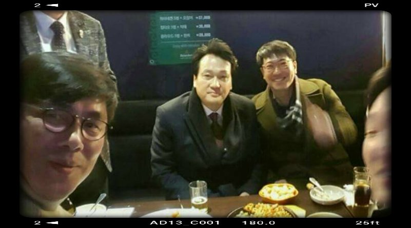 tsurumi__'s tweet photo. 청문회마치고 증인과 술자리에서 호형호제 하고있는 국회의원. 이 사진을 특검의 검사들과 헌재의 재판관들께서는 보시지 않는지요?  이 사진의 의미가 무엇인지 모르신다면 당신들은 재판관의 자격이 없습니다  부디 정의롭게 판단하여 주시기를 국민이 요청합니다 https://t.co/Qs5Kedzk4X