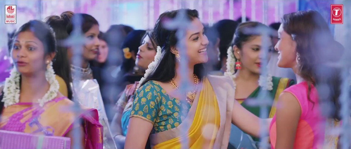 fdfscinema's tweet photo. #Nillayo song #Bairavaa
#Ilayathalapathy #Vijay @KeerthyOfficial #RecordBreakingCollection https://t.co/bcFwm2uIb9