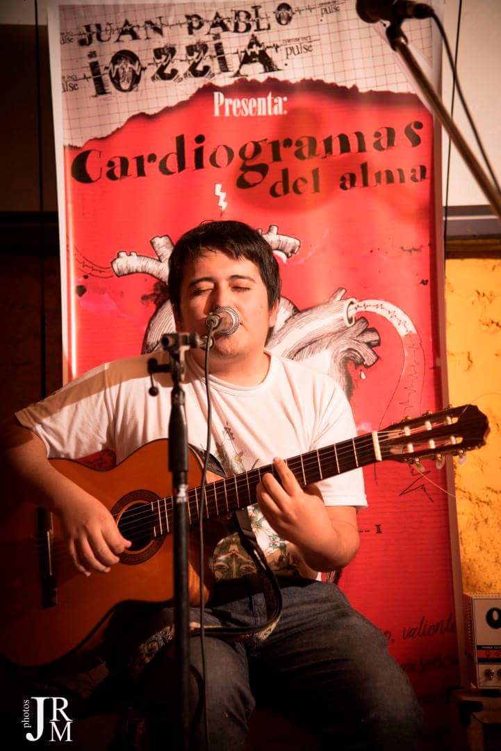 juanpabloiozzia's tweet photo. #postales2016 @LefxaruNawel cantando en la presentación de #cardiogramasdelalma #Neuquén https://t.co/UdopopiYui