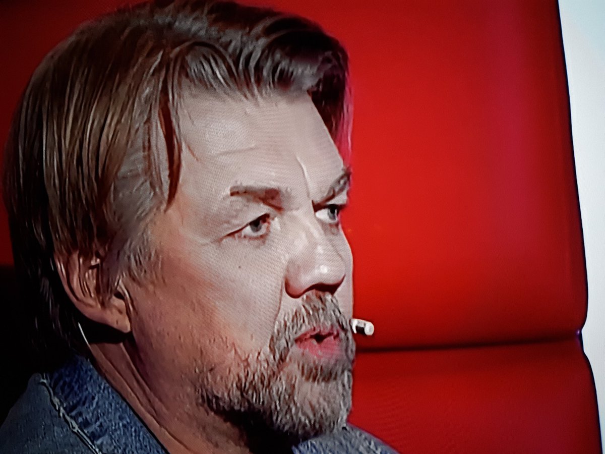Hvað gerðist fyrir augabrúnina á Helga? #voiceisl