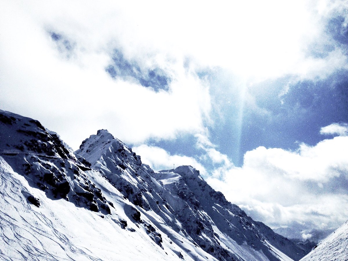 mynextstepto's tweet photo. Switzerland: the Alps are Calling --> https://t.co/ind6pnYtWO ❄️❄️❄️ #Travel #Switzerland https://t.co/JpMnEZTsK4