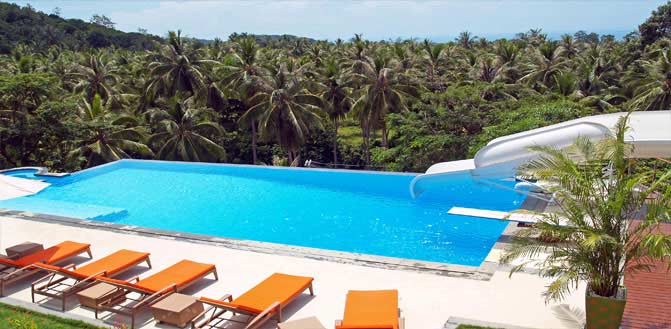 Os presentamos esta impresionante piscina, tiene un tobogán que baja desde la planta superior del hotel hasta ella.
¿Os atreveríais a bajar?