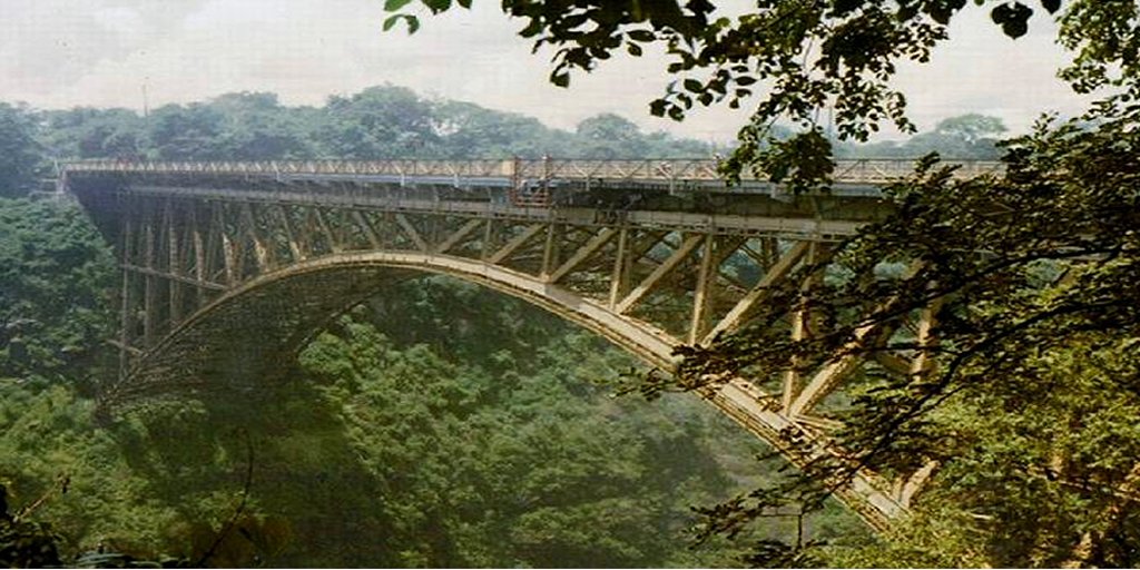 ChipoMusika's tweet photo. Vic Falls bridge. #zimthings. https://t.co/8xmoJLJPkX https://t.co/cqPdoC6KlV