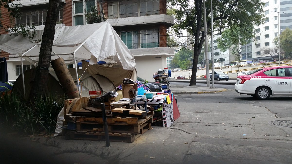 ¿Y para cuando ponen orden a ambulantes y plantón de Río Elba/Río Lerma en @LaCuauhtemoc, <a href="/RicardoMonrealA/">Ricardo Monreal A.</a>?
Cada día crece mas, #ChantiSeVa!